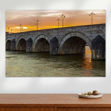 Lever de soleil magnifiquement coloré au pont Sint Servaas à Maastricht sur Kim Willems