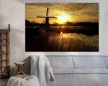 Coucher de soleil avec un moulin près de la rivière Oude IJssel