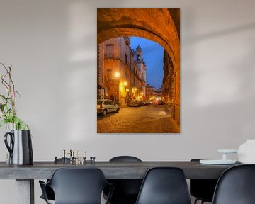 Archway Arco Divia Crociferi met barokke straat Via Crociferi in de schemering, Catania, Sicilië, It