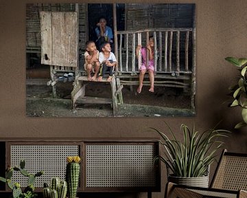 Kinderen in een longhouse 1 van Andre Kivits