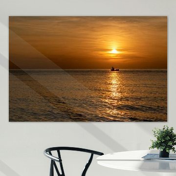 Terug naar huis varen bij zonsondergang.