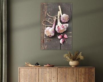 11397847 Knoblauchkugeln auf einem rustikalen Holztisch von BeeldigBeeld Food & Lifestyle