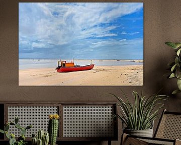 Bateau de pêche rouge sur la plage sur Gerda Beekers