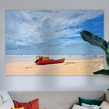 Rotes Fischerboot am Strand