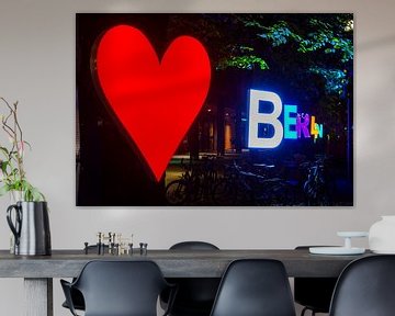 Lettres lumineuses "Love Berlin" sur Frank Herrmann