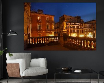 Huizen en beeldhouwwerken op het Piazza San Francesco d'Assisi in Abendd�mmerung , Catania, Sicilië, van Torsten Krüger