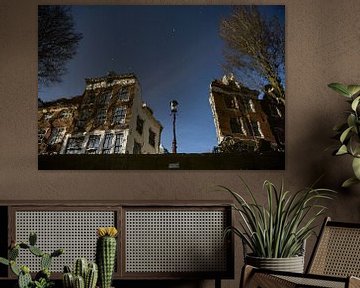 Amsterdamse huizen met gracht van Mark Isarin | Fotografie
