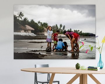 Enfants dans un village de pêcheurs aux Philippines sur Yvette Baur