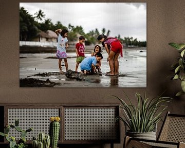 Kinderen op het strand in vissersdorpje in Filipijnen van Yvette Baur