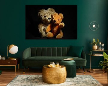 2 süße Teddybären mit schwarzem Hintergrund von Maud De Vries