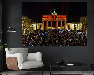 Brandenburger Tor mit rotem Berlin-Schriftzug-Projektion