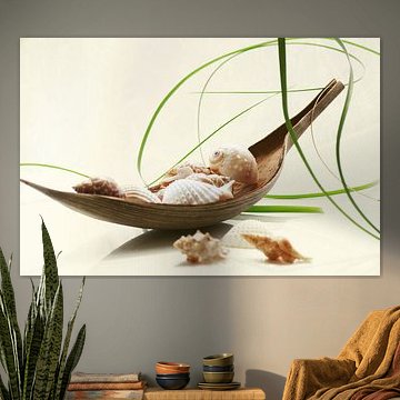 Nature morte maritime avec coquillages et bateau en bois sur Tanja Riedel