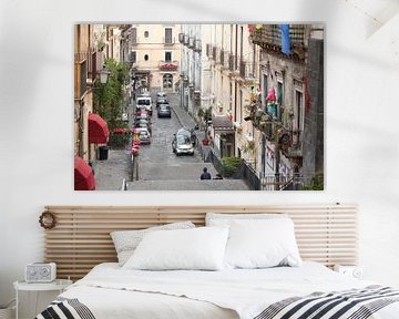 Oud stadsstraatje Via Alessi met oude huisgevels, uitzicht van bovenaf, oude stad, Catania, Sicilië, van Torsten Krüger