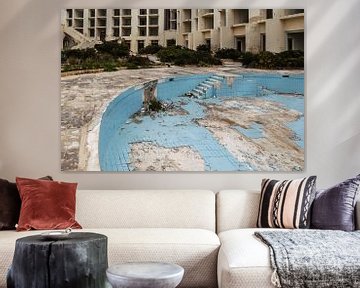 vervallen zwembad en hotel op Malta van Eric van Nieuwland