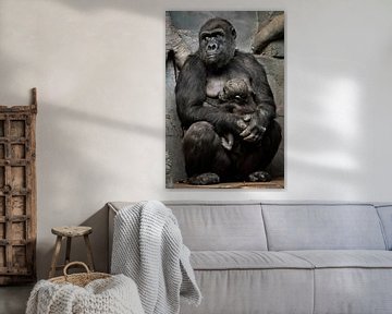 Gorilla aap moeder (of haar zus) verpleegt haar kleine baby, schattig tafereel van Michael Semenov