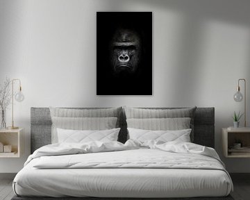 gezicht in het donker. Portret van een krachtige dominante mannelijke gorilla (fysionomie), streng g van Michael Semenov