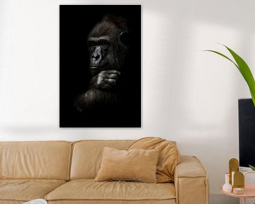 Pose pensif, la main soutient sa tête. Femelle gorille anthropoïde singe. symbole de rationalité cou sur Michael Semenov
