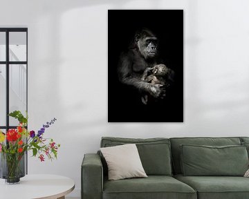 tedere aap met een baby in haar armen. Gorilla aap moeder (of haar zus) verpleegt haar kleine baby, 