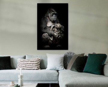 Gorilla aap moeder (of haar zus) verpleegt haar kleine baby, schattig tafereel. geïsoleerde zwarte a van Michael Semenov