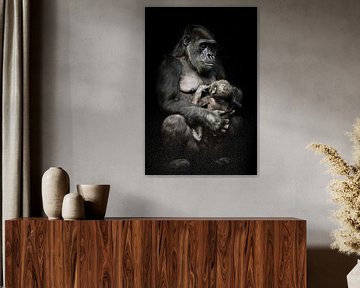 Gorilla aap moeder (of haar zus) verpleegt haar kleine baby, schattig tafereel. geïsoleerde zwarte a van Michael Semenov