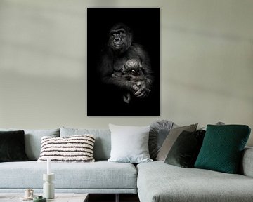 mère inquiète est une menace de l'extérieur. Mère singe gorille (ou sa sœur) allaite son petit bébé, sur Michael Semenov