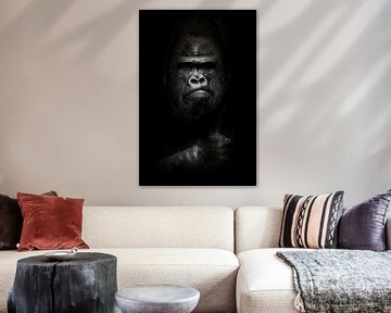 gezicht en krachtige hand in het donker. Portret van een krachtige dominante mannelijke gorilla (fys van Michael Semenov