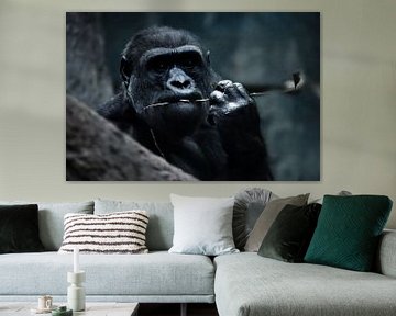 gezicht van een alarmerend gorilla vrouwtje op een donkere alarmerende achtergrond, een symbool van  van Michael Semenov