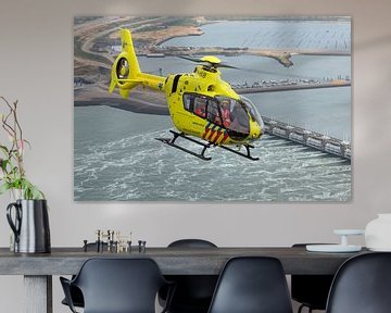 Traumahelikopter boven de Oosterscheldekering van Jimmy van Drunen