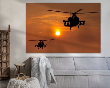 Apache-Hubschrauber fliegen im Sonnenuntergang ab von Jimmy van Drunen