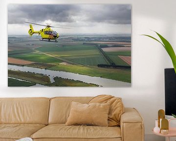 Trauma-Hubschrauber über typisch niederländischer Landschaft von Jimmy van Drunen