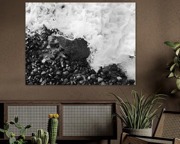 Felsen in der Brandung, fotografiert von oben schwarz-weiß von Jörg Hausmann