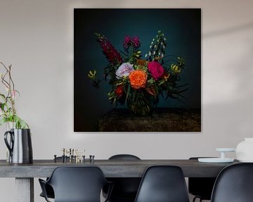 Stilleben mit Blumen als Blumenstrauß in einer Glasvase, moderne Fotografie