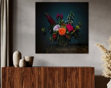 Stilleben mit Blumen als Blumenstrauß in einer Glasvase, moderne Fotografie von Roger VDB