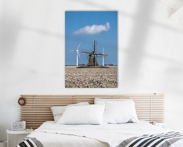 Historische windmolen geflankeerd door twee modernere types van Harrie Muis