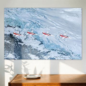 Patrouille Suisse passiert einen Gletscher auf dem Eigermassiv