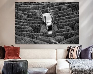 Bruggetje in ouderwets doolhof of labyrint, zwart wit foto