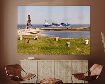 Kogelbaken en containerschip in Cuxhaven van Werner Dieterich