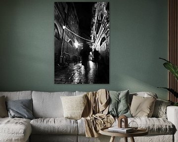 Zwei geheimnisvolle Personensilhouetten, Schwarz-Weiß-Foto. Dunkle, nächtliche Gassen der Altstadt,  von Michael Semenov