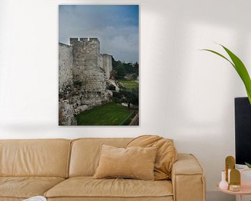 Murs médiévaux de Jérusalem. Pierre ancienne, ciel lugubre. Tour de la forteresse sur Michael Semenov