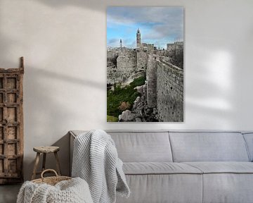 Middeleeuwse muren van Jeruzalem. Oude steen, sombere hemel. Sombere torens en vestingmuren van Michael Semenov