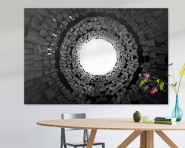 Seltsames Tor und Trompete am Himmel. Dunkler Tunnel und Licht, Symbol des Todes Schwarz-Weiß-Bild von Michael Semenov