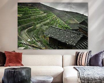 Traditionele boerderij. Mistig herfstlandschap met rijstterrassen. China, Yangshuo, Longsheng Rijstt