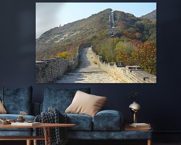 Op de grote muur van China. De muur is een brede weg van de toren naar de toren.