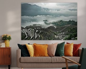 Mistig panorama.  Mistig herfstlandschap met rijstterrassen. China, Yangshuo, Longsheng Rijstterrass van Michael Semenov