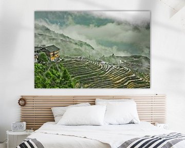 huis op de heuvel is een heuvel van wolken en mist. Mistig herfstlandschap met rijstterrassen. China