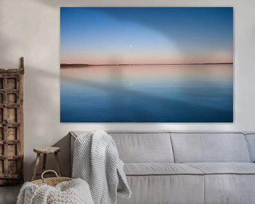 Der türkisfarbene See in der Morgendämmerung. glatte blaue und türkisfarbene Seeoberfläche in der Mo von Michael Semenov