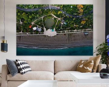 Verticale luchtfoto van een strand, een mooie parkweg. Foto van boven naar beneden, blauw water, gro