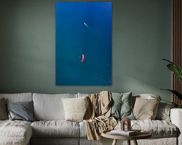 paraglider en schip over de zeedonkerblauwe zee. zeeschip en luchtparapln. symbolen van vrijheid van Michael Semenov