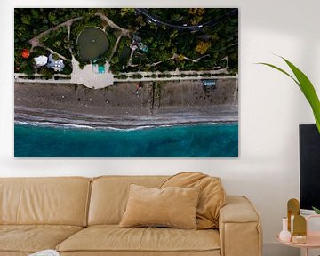 Étang, route et mer. parc vert en bord de mer avec eau turquoise et plage. vue de dessus sur Michael Semenov