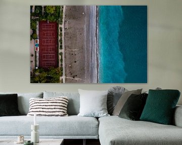 Stade au bord de la mer. parc vert en bord de mer avec une eau turquoise et la plage. vue de dessus sur Michael Semenov